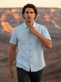 Camisa celeste casual para hombre con cuello camisero y botonadura frontal.