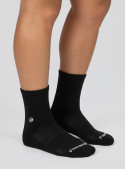 Calcetines negros unisex de algodón con diseño liso y ajuste cómodo.