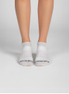Calcetines unisex grises de caña media con tejido de punto respirable y puño elástico cómodo.