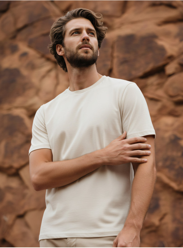 Polera blanca casual de hombre en algodón, cuello redondo y manga corta.