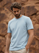 Polera celeste de algodón para hombre, estilo casual, diseño atemporal y versátil.