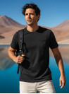 Polera negra de algodón con cuello redondo y calce regular para hombre, ideal para atuendos casuales.