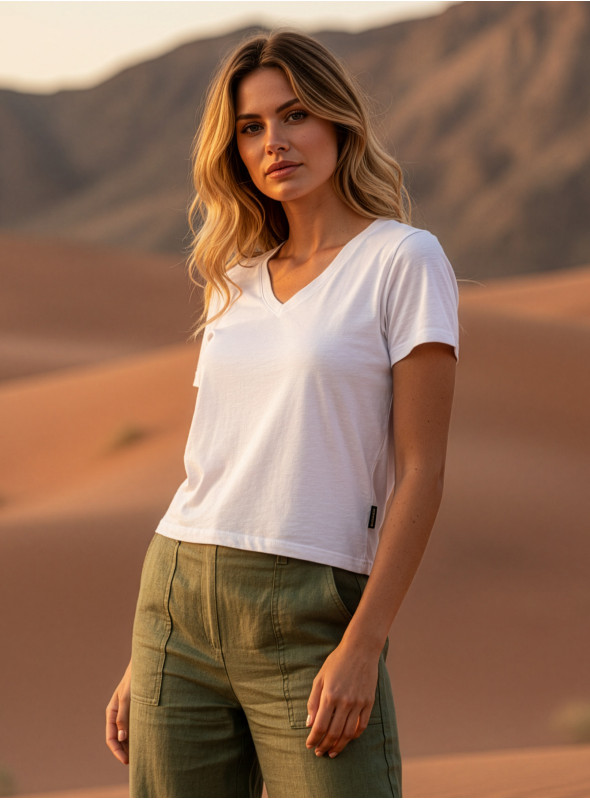 Polera casual blanca para mujer, mezcla de algodón y poliéster, corte clásico y acabado liso.