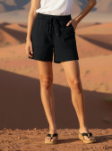 Short casual negro de mujer, acabado liso y suave, ideal para estilos urbanos.