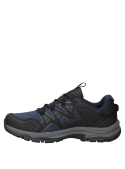Zapatilla outdoor azul unisex, con refuerzos que protegen el pie de impactos durante largas caminatas.
