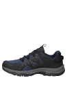 Zapatilla outdoor azul unisex, con refuerzos que protegen el pie de impactos durante largas caminatas.