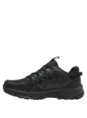 Zapatilla outdoor unisex negra con diseño robusto, ideal para trekking y senderismo.