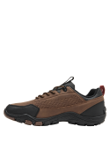 Zapato outdoor café para hombre, diseño funcional y moderno, perfecto para caminatas en entornos urbanos y naturales.