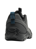 Zapato outdoor gris para hombre, estilo moderno, ideal para senderismo y trekking urbano.