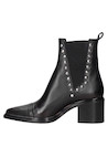 Botín negro con detalles metálicos, estilo casual para mujer, ideal para combinar con jeans.
