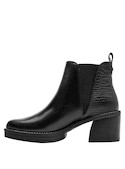 Botín femenino de cuero negro con taco bloque de 6.5 cm, perfecto para combinar con jeans ajustados.