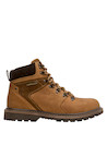 Botín urbano de cuero camel, ideal para el espíritu outdoor, ofreciendo estabilidad y protección.