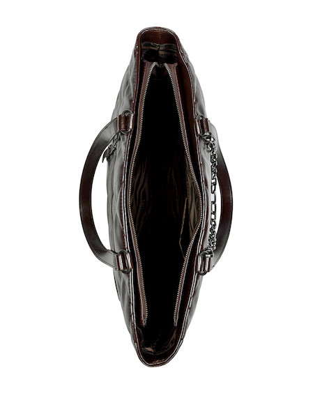 Tote bag morado de mujer con diseño moderno y acabado brillante, ideal para el trabajo.