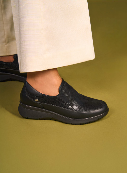 Zapato de cuero negro con forro de microfibra que ofrece suavidad y comodidad al contacto.