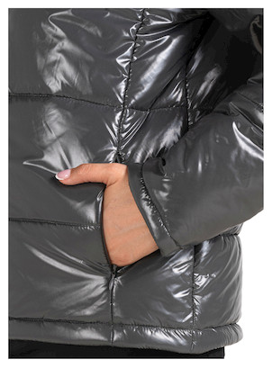 Mangas largas y cuello alto de la parka gris, brindando comodidad y calidez en días frescos.