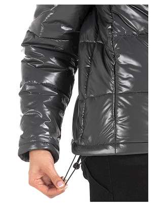 Enfoque en las costuras horizontales del acolchado de la parka gris, que aportan un toque distintivo.