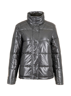 Vista detallada del acabado brillante y texturizado de la parka gris, mostrando su diseño moderno.