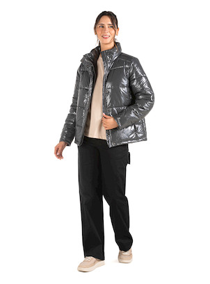 Parka gris de mujer en estilo casual, confeccionada en nylon, ideal para actividades al aire libre.