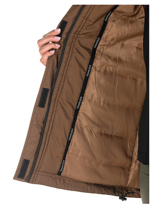 Parka de Panama Jack en cálido color café, combina elegancia sencilla y autenticidad.