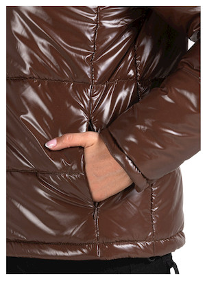 Chaqueta ligera de nylon en color marrón, diseñada para brindar confort y estilo.