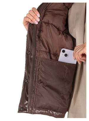 Parka de estilo rústico y refinado, adecuada para aventuras urbanas.