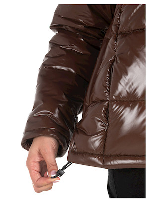 Chaqueta casual para mujer con cuello alto y puños elásticos, combinable con jeans o vestidos.