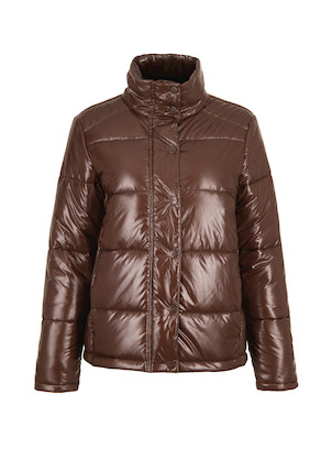 Parka puffer marrón chocolate con acolchado generoso, perfecta para el frío.