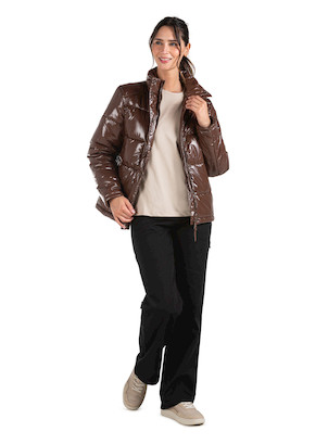 Parka mujer color café de nylon con acabado brillante, ideal para actividades casuales.