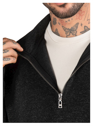 Pantalón negro casual de hombre, diseñado con un tejido que ofrece calidez y confort en días fríos.