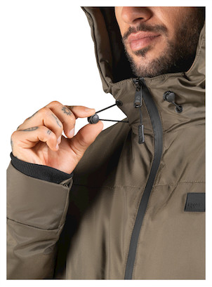 Parka masculina en color oliva, con cierre frontal de cremallera y bolsillos estratégicamente ubicados.
