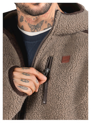 Perfecta para combinar con pantalones de trekking y botas robustas.