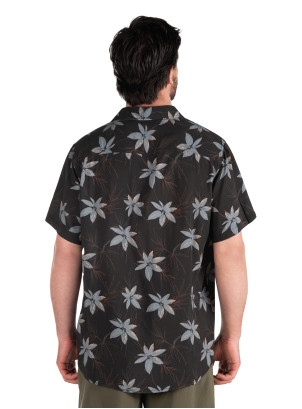 Guayabera negra de viscosa con cuello camisero y bolsillo en el pecho, perfecta para un estilo casual.