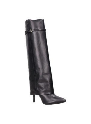 Bota de cuero negro para mujer, diseñada para complementar vestidos ajustados y pantalones de sastre.