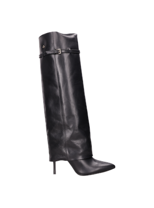 Bota negra de estilo formal, con detalles que destacan su elegancia y sofisticación.
