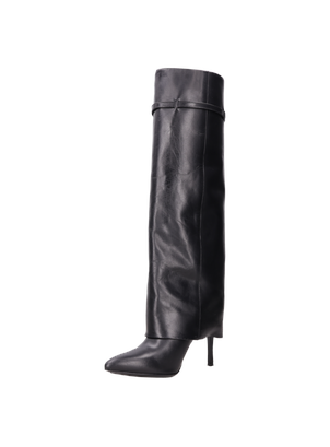 Bota negra de cuero para mujer, diseño formal con caña alta y efecto de solapa elegante.