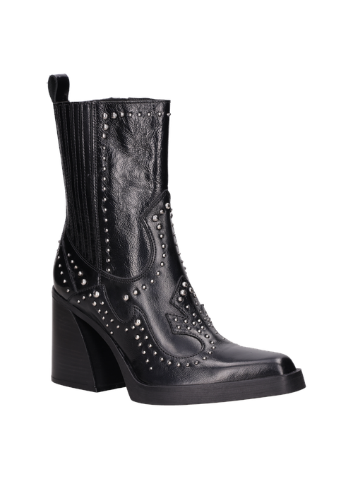 Botín negro de mujer que complementa vestidos ajustados y jeans de corte recto, creando un impacto memorable.