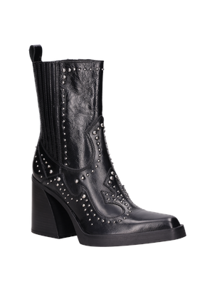 Botín negro de mujer que complementa vestidos ajustados y jeans de corte recto, creando un impacto memorable.