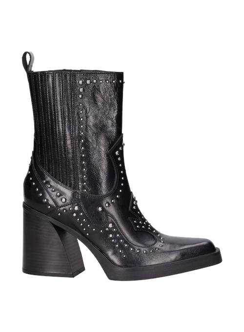 Botín negro de mujer que complementa vestidos ajustados y jeans de corte recto, creando un impacto memorable.