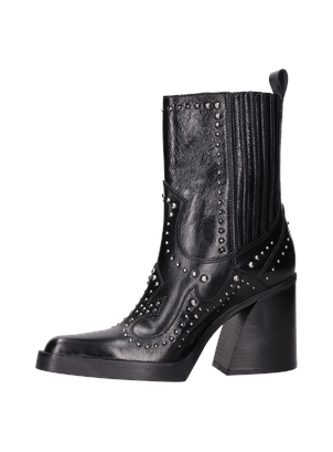 Botín negro de mujer estilo vaquero en cuero, con tachas metálicas que añaden un toque rockero.
