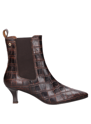 Botín esbelto de cuero para mujer, con un delicado tacón de 5.5 cm que realza la figura.