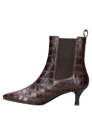 Botín de estilo formal en cuero con textura tridimensional, ideal para lucir en encuentros elegantes.