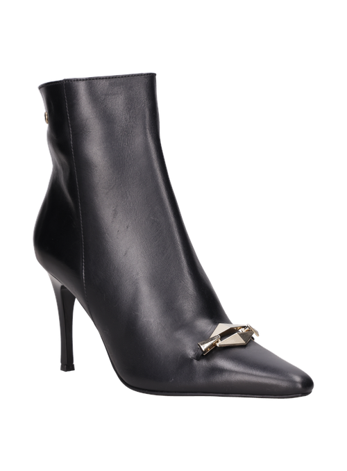 Perspectiva del botín de cuero negro, perfecto para combinar con vestidos ajustados o pantalones de cuero.