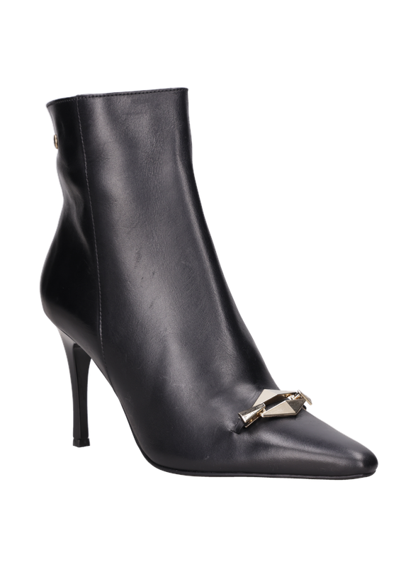 Perspectiva del botín de cuero negro, perfecto para combinar con vestidos ajustados o pantalones de cuero.