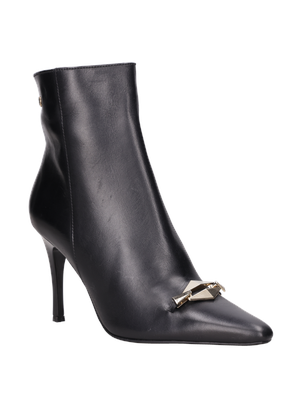 Perspectiva del botín de cuero negro, perfecto para combinar con vestidos ajustados o pantalones de cuero.