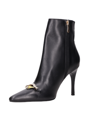 Botín negro de cuero para mujer, estilo formal, con punta cuadrada y aplique metálico dorado.