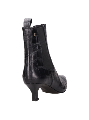 "Botín negro tipo Chelsea con punta alargada y tacón ""kitten"", perfecto para un estilo femenino y distintivo. "