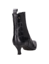 "Botín negro tipo Chelsea con punta alargada y tacón ""kitten"", perfecto para un estilo femenino y distintivo. "