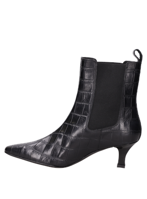 Vista lateral del botín negro de cuero con panel elástico, diseño sofisticado para un look moderno.