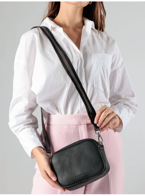 Bandolera negra de mujer estilo casual, material PU graneado con correa deportiva en contraste gris y blanco.