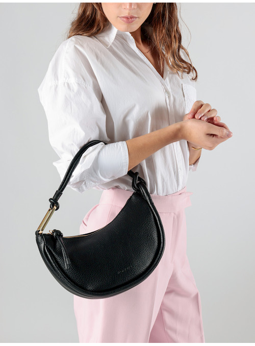 Bolso negro Pollini resaltando su sofisticación y estilo moderno, apto para ocasiones académicas.